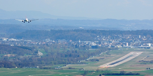  Un A330 en aproximación final en el aeropuerto de Zurique. 